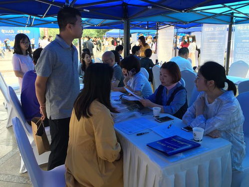 成渝两地5市区企业自贡现场招聘 244家企业提供近1000个岗位